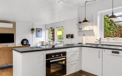 Nicklas - 250M from the Sea: Cuisine, Appareil De Cuisine, Comptoir, Sol, Principaux Appliance, Design Intérieur, Bois, Cabinetry, Plafond, Électroménager