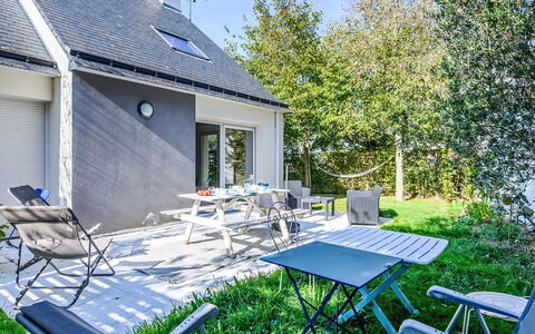 Maison de L'Amaryllis: Domicile, Chalet, Chaise, Jardin, Ombre, Mobilier De Jardin, Cour, Biens, Aménagement Paysager, Arrière-Cour