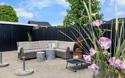 Daya - 75M from the Sea: Chalet, Arrière-Cour, Cour, Batiments Jardin, Cabanon, Siding, Mobilier De Jardin, Cabane En Rondins, Structure En Plein Air, Cabane