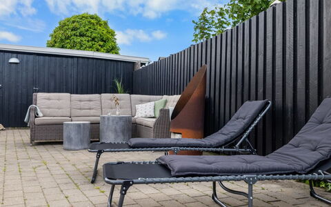 Daya - 75M from the Sea: Chalet, Arrière-Cour, Cour, Batiments Jardin, Cabanon, Siding, Mobilier De Jardin, Cabane En Rondins, Structure En Plein Air, Cabane