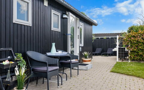 Daya - 75M from the Sea: Chalet, Arrière-Cour, Cour, Batiments Jardin, Cabanon, Siding, Mobilier De Jardin, Cabane En Rondins, Structure En Plein Air, Cabane