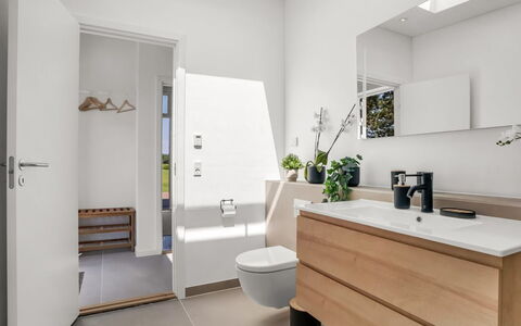 Milena - 1.5Km from the Sea: Bâtiment, Maison, Zone Résidentielle, Domicile, Arbuste, Toit, Chalet, Biens, Jardin
