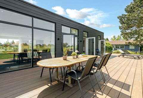 Milena - 1.5Km from the Sea: Bâtiment, Maison, Zone Résidentielle, Domicile, Arbuste, Toit, Chalet, Biens, Jardin
