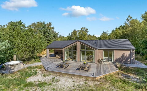 Aarthi - 575M from the Sea: Chalet, Arrière-Cour, Cour, Batiments Jardin, Cabanon, Siding, Mobilier De Jardin, Cabane En Rondins, Structure En Plein Air, Cabane