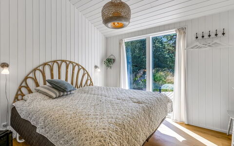 Aarthi - 575M from the Sea: Lit, Chambre, Literie, Design Intérieur, Drap De Lit, Bois, Plafond, Meubles, Sol, Linge