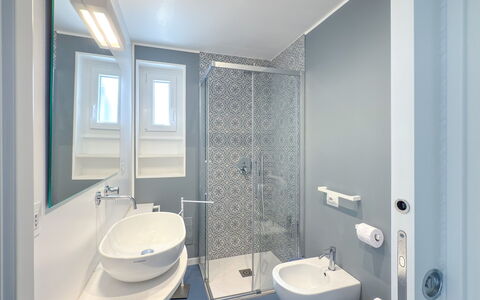 Villa Azzurra Monticelli: Salle De Bains, Luminaire Plomberie, Mur, Design Intérieur, Sol, Sol, Évier, Plomberie, Robinet, Toilette