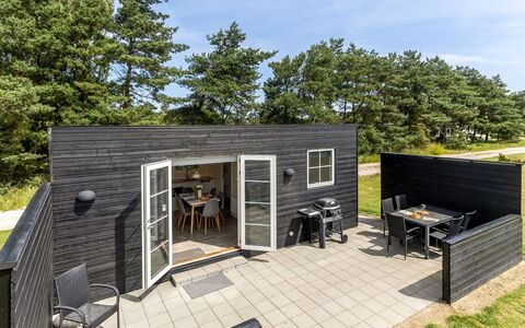Fernanda - 900M from the Sea: Toit, Maison, Domicile, Chalet, Porte, Siding, Plate-Forme, Porche, Planche, Dur