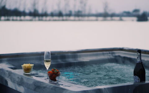 Alisia - 900M from the Sea: Baignoire, Jacuzzi, Réflexion, Piscine, Luminaire Plomberie