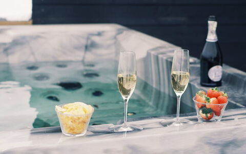 Alisia - 900M from the Sea: Vaisselle, Drinkware, Aliments, Serveware, Bar, Champagne, Verres À Pied
