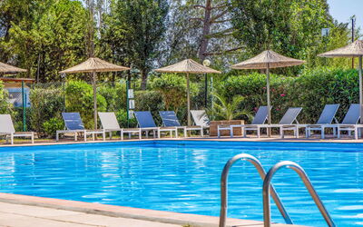 Capalbio 649: Bleu, Piscine, Mobilier De Jardin, Recours, Balancelle, Meubles, Parapluie, Chaise, Loisir, Ombre