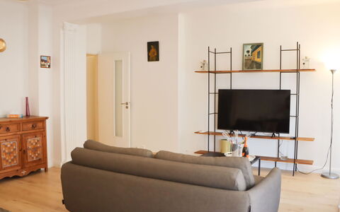 Le Lerins: Meubles, Design Intérieur, Sol, Mur, Sol, Bois, Salon, Pièce, Canapé, Plafond