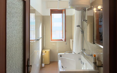 Casa Francy - Arma Di Taggia: Salle De Bains, Luminaire Plomberie, Design Intérieur, Sol, Mur, Sol, Robinet, Évier, Lavabo, Plomberie