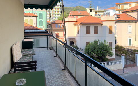 Casa Francy - Arma Di Taggia: Balcon, Appartement, Balustrade, Clôture, Ombre, Porche, Balustre