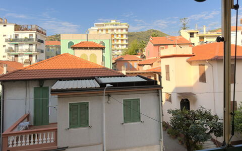 Casa Francy - Arma Di Taggia: Bâtiment, Toit, Zone Résidentielle, Quartier, Maison, Ville, Domicile, Design Urbain, Établissements Humains, Appartement