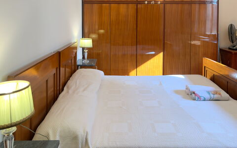 Casa Francy - Arma Di Taggia: Meubles, Sol, Lit, Bois, Design Intérieur, Chambre, Sol, Drap De Lit, Literie, Éclairage