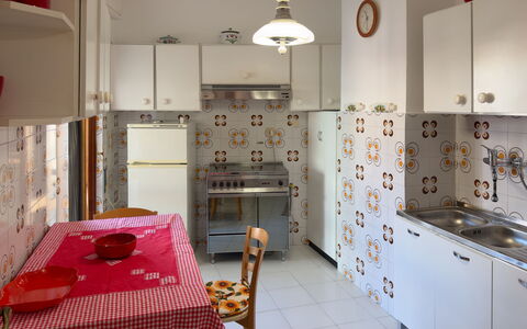 Casa Francy - Arma Di Taggia: Cuisine, Principaux Appliance, Appareil De Cuisine, Design Intérieur, Sol, Bois, Comptoir, Sol, Meubles, Cabinetry