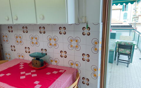 Casa Francy - Arma Di Taggia: Sol, Design Intérieur, Sol, Tuile, Conception, Cuisine, Tache De Bois, Peindre, Comptoir, Robinet