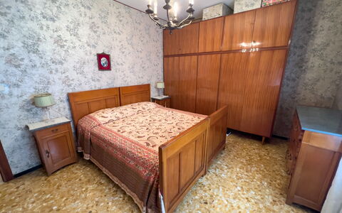 Casa Francy - Arma Di Taggia: Meubles, Sol, Chambre, Bois, Sol, Lit, Design Intérieur, Cabinetry, Drap De Lit, Tiroir