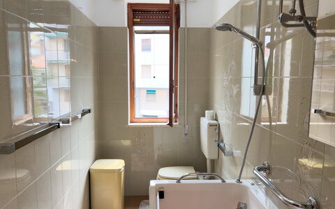 Casa Francy - Arma Di Taggia: Salle De Bains, Luminaire Plomberie, Sol, Design Intérieur, Sol, Robinet, Plomberie, Toilette, Évier, Tuile