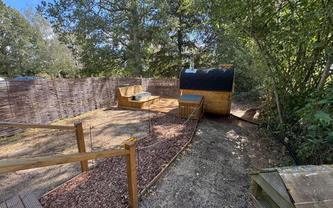 Hever Luxury Dome: Bois, Jardin, Arrière-Cour, Clôture, Aménagement Paysager, Cour, Accueil Escrime, Dur, Passerelle, Lumber