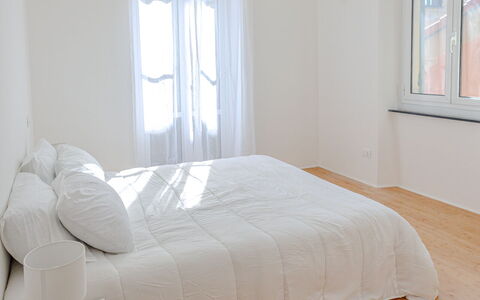 Newly Renovated Ocean View Flat: Sol, Parquet, Sol, Bois, Design Intérieur, Chambre, Meubles, Revêtement De Sol Stratifié, Pièce, Lit
