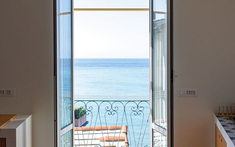 Newly Renovated Ocean View Flat: Bois, Sol, Sol, Porte, Accueil Porte, Mer, Parquet, Océan, Balcon, Dur
