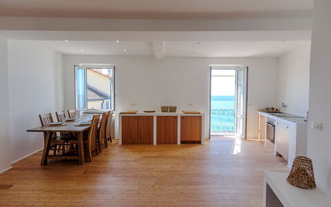 Newly Renovated Ocean View Flat: Sol, Bois, Sol, Meubles, Parquet, Dur, Chaise, Tache De Bois, Mer, Table Cuisine Et Salle A Manger