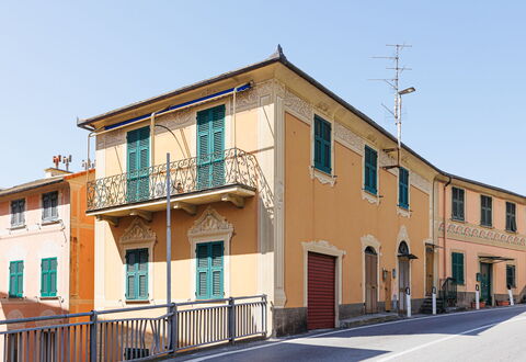 Newly Renovated Ocean View Flat: Mur, Bâtiment, Fenêtre, Façade, Quartier, Ville, Zone Résidentielle, Domicile, Établissements Humains, Design Urbain