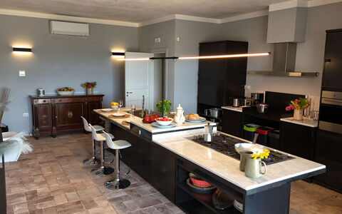 Villa Sassinoro: Meubles, Cuisine, Comptoir, Design Intérieur, Sol, Cabinetry, Bois, Appareil De Cuisine, Luminaire, Éclairage