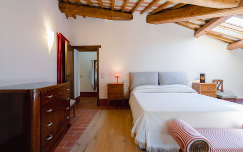 Mensano Old Town Apartment: Meubles, Lit, Design Intérieur, Chambre, Sol, Mur, Sol, Bois, Drap De Lit, Literie