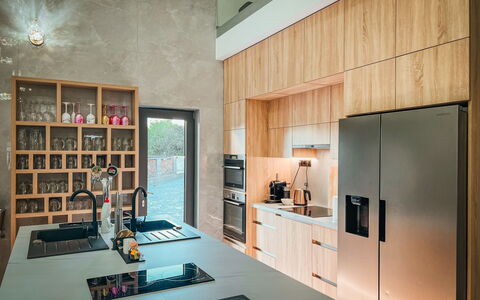 Party & Friends Villa: Cuisine, Design Intérieur, Appareil De Cuisine, Sol, Comptoir, Meubles, Bois, Plafond, Sol, Principaux Appliance