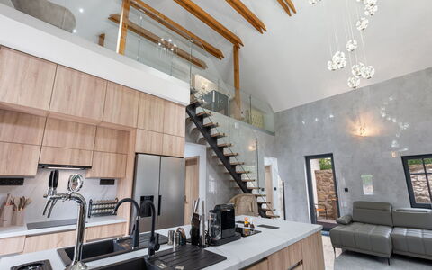 Party & Friends & Pool Villa: Sol, Design Intérieur, Plafond, Sol, Meubles, Comptoir, Cuisine, Luminaire, Appartement, Chaise