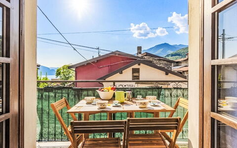 Beppe: Balcon, Porche, Pot De Fleur, Chaise, Mobilier De Jardin, Table Cuisine Et Salle A Manger, Plante D'Appartement, Tableau De Plein Air, Tache De Bois, Eco Hôtel