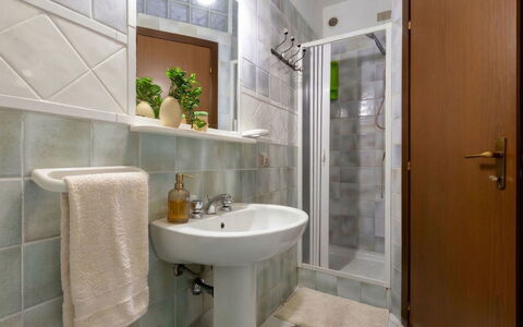 Rais 13: Sol, Luminaire Plomberie, Design Intérieur, Salle De Bains, Sol, Lavabo, Évier, Robinet, Plomberie, Pièce