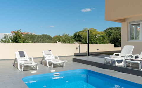 Sinjorina: Meubles, Design Intérieur, Sol, Appartement, Mobilier De Jardin, Piscine, Ombre, Hôtel, Chaise, Recours