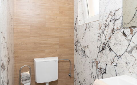 Sinjorina: Mur, Sol, Luminaire Plomberie, Sol, Siège De Toilette, Design Intérieur, Plomberie, Salle De Bains, Tuile, Toilette