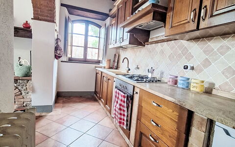 Gaiole Apartament: Cuisine, Comptoir, Sol, Design Intérieur, Bois, Meubles, Cabinetry, Sol, Principaux Appliance, Appareil De Cuisine