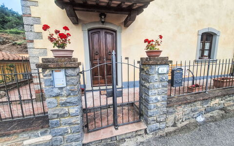 Gaiole Apartament: Mur, Porte, Le Fer, Métal, Mur De Pierre, Porte, Clôture, Dalle, Plante D'Appartement, Balustrade