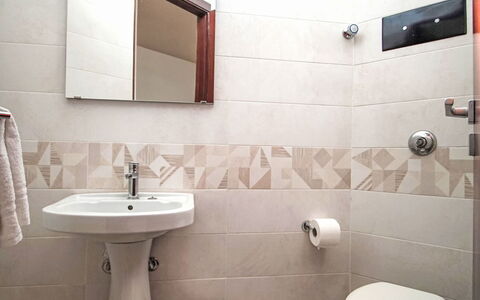 Tra Mare e Antichi Borghi: Sol, Sol, Design Intérieur, Salle De Bains, Tuile, Marron, Luminaire Plomberie, Toilette, Plomberie