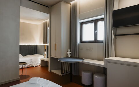 Deb&spa: Design Intérieur, Plafond, Chambre, Lit, Cadre De Lit, Literie, Hôtel, Luminaire, Rideau, Drap De Lit