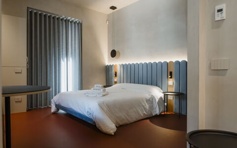 Deb&spa: Design Intérieur, Chambre, Lit, Cadre De Lit, Luminaire, Literie, Drap De Lit, Lampe, Rideau, Linge