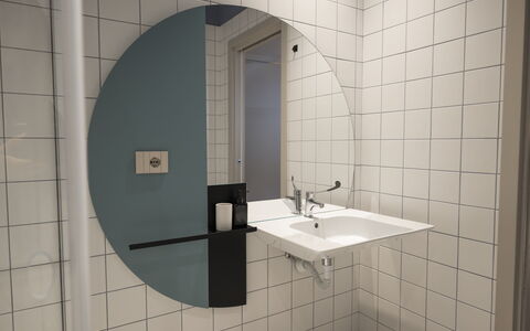 Deb&spa: Luminaire Plomberie, Plomberie, Salle De Bains, Tuile, Évier, Miroir, Robinet, Lavabo