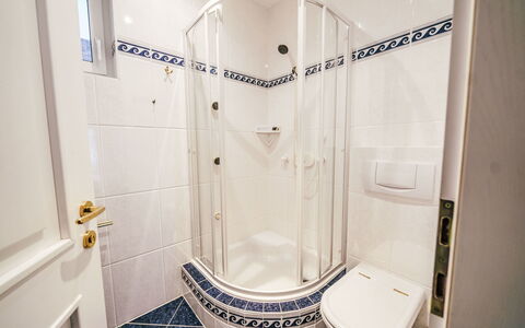 Villa Ossiacher Südufer: Luminaire Plomberie, Sol, Salle De Bains, Sol, Design Intérieur, Plomberie, Pièce, Toilette, Tuile, Robinet