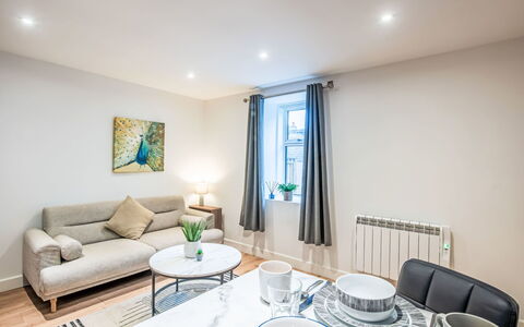 Fishertown Apartment: Meubles, Design Intérieur, Sol, Mur, Sol, Bois, Pièce, Plafond, Appartement, Éclairage