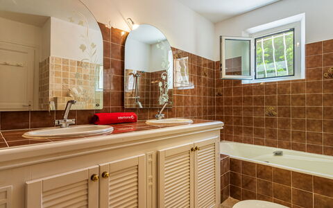 Manureva: Salle De Bains, Luminaire Plomberie, Design Intérieur, Sol, Lavabo, Évier, Mur, Comptoir, Sol, Armoire De Toilette