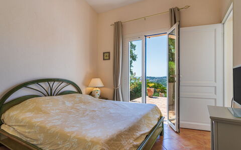 Manureva: Meubles, Lit, Chambre, Design Intérieur, Drap De Lit, Literie, Sol, Sol, Pièce, Cadre De Lit