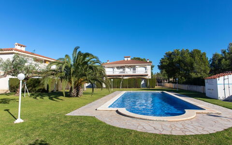 Miami Platja 816: Ciel, Plante, Bâtiment, L'Eau, Bleu Azur, Arbre, Piscine, Loisir, Maison, Herbe