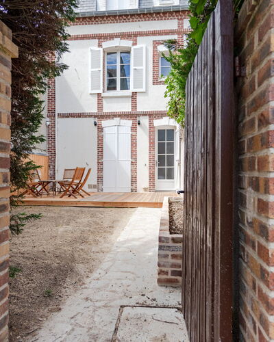 Maison de Ville: Mur, Brique, Brickwork, Porte, Composite, Domicile, Accueil Porte, Fenêtre À Guillotine, Peindre