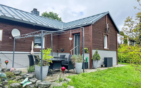 Baur: Bâtiment, Maison, Toit, Domicile, Arbuste, Siding, Chalet, Architecture, Zone Résidentielle, Porte