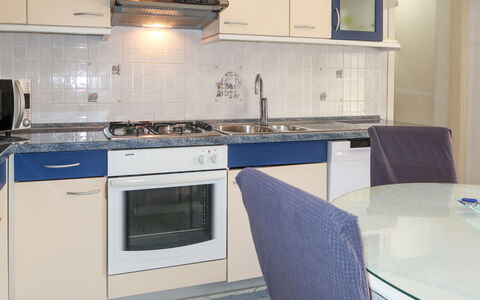 Dina: Cuisine, Appareil De Cuisine, Comptoir, Principaux Appliance, Sol, Cabinetry, Cuisinière, Le Fourneau, Meubles, Design Intérieur